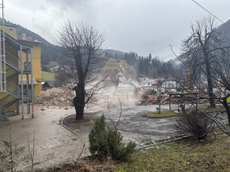 Rušenje najbolj prepoznavne rumene stavbe v Črni na Koroškem je v polnem teku