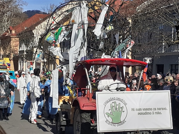 Pust s prstom pokaže na nekatera pereča aktualna dogajanja ... Popoldne bodo na Graški gori vse meseno zažgali, jutri se začne post