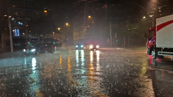 Ponoči brez večjih nevšečnosti, a padavine še ne bodo ponehale