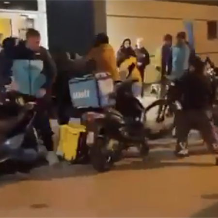 VIDEO: Množični pretep dostavljavcev Glovo in Wolt