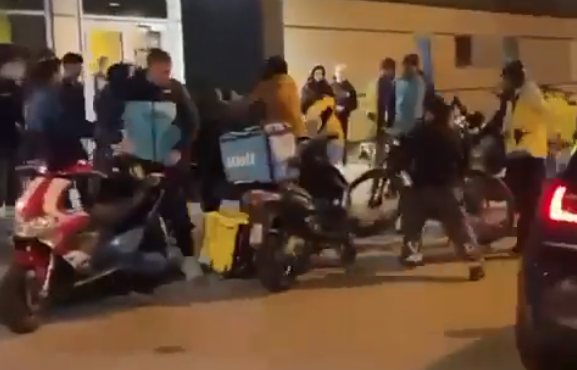 VIDEO: Množični pretep dostavljavcev Glovo in Wolt