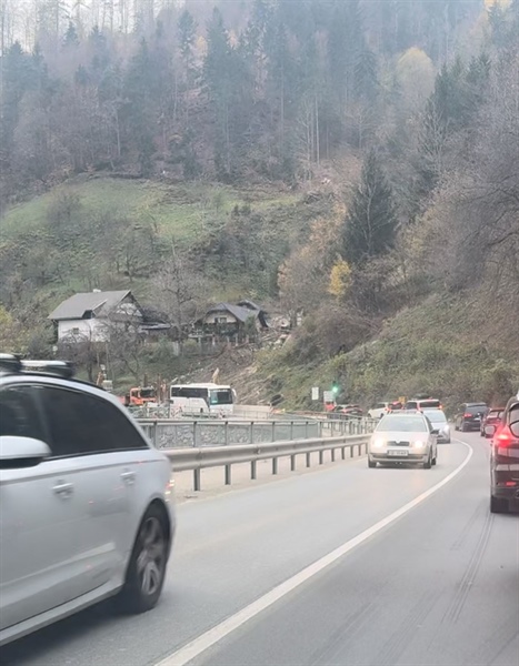 Nekateri, kljub rdeči luči na semaforju, NE USTAVIJO !