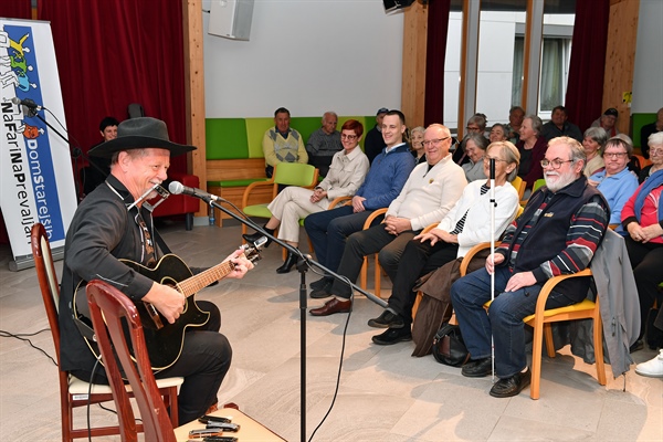 V Domu starejših na Fari upihnili 23. svečko